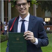 Laureato in Economia all'Università Cattolica di Milano. Ripetizioni di matematica